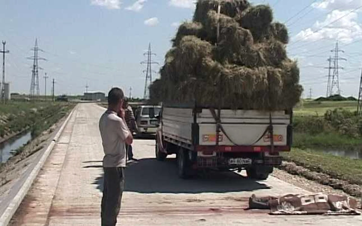 Un tânăr a căzut în cap de la o înălţime de trei metri