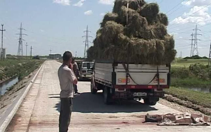 Un tânăr a căzut în cap de la o înălţime de trei metri