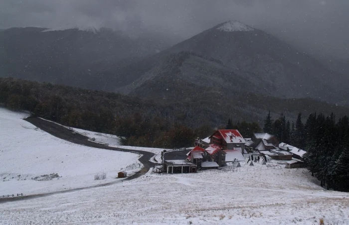 Vreme rece şi ploioasă în ţară. La munte va ninge