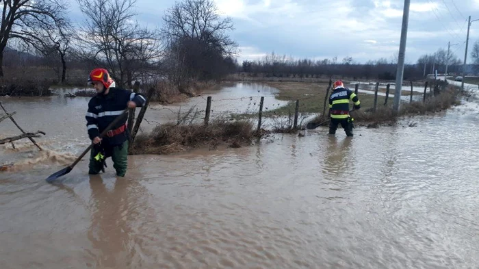 Oameni evacuați, gospodării inundate și drumuri impracticabile Foto: ISU Dâmbovița