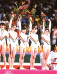 Gimnastele române, câştigătoare ale medaliei de aur în concursul pe echipe – Lavinia Agache, Mihaela Stănuleţ, Cristina Grigoraş, Simona Păuca, Laura Cutina, Ecaterina Szabo (© Guliver/Getty Images)