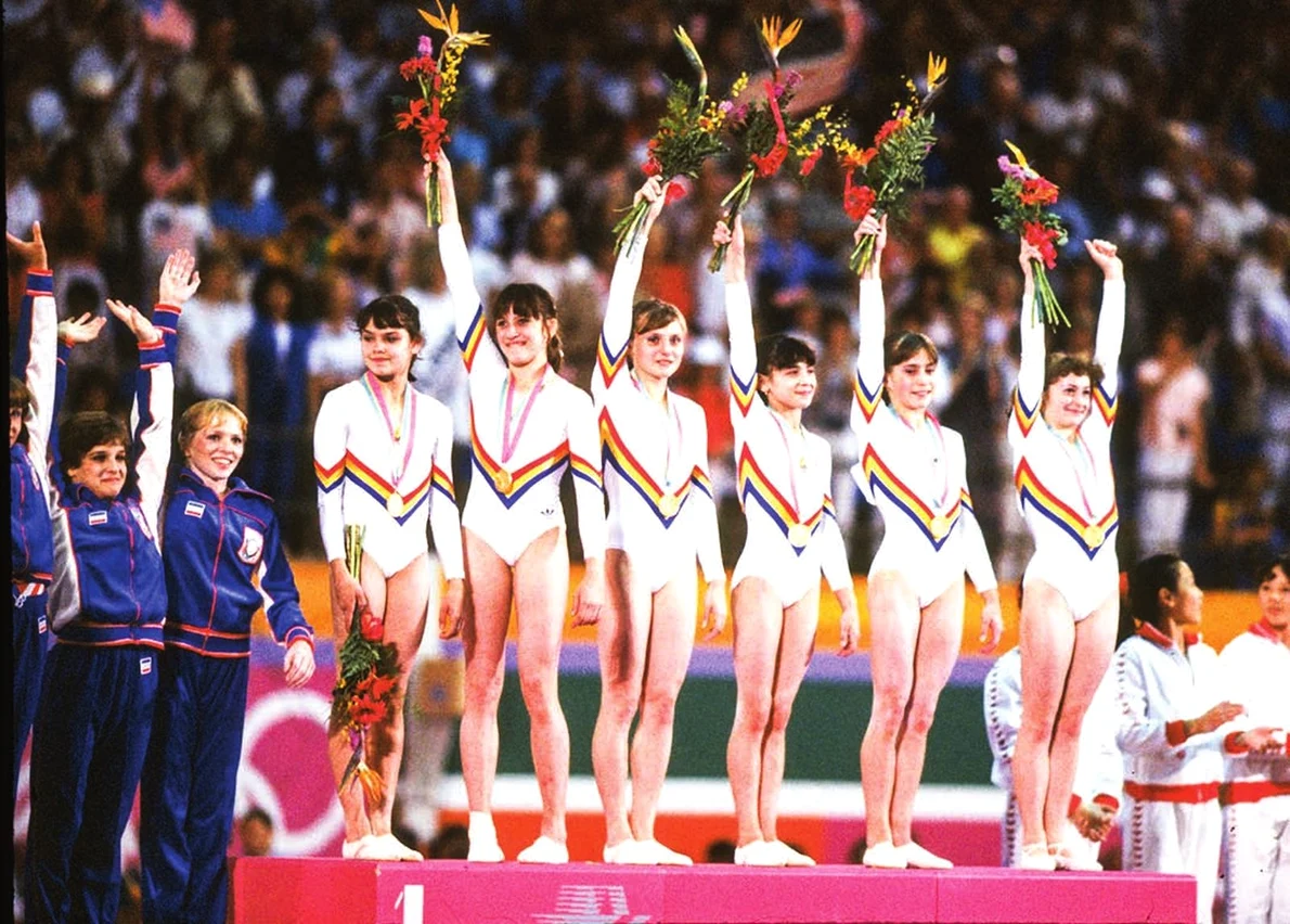Gimnastele române, câştigătoare ale medaliei de aur în concursul pe echipe – Lavinia Agache, Mihaela Stănuleţ, Cristina Grigoraş, Simona Păuca, Laura Cutina, Ecaterina Szabo (© Guliver/Getty Images)