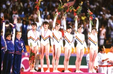 Gimnastele române, câştigătoare ale medaliei de aur în concursul pe echipe – Lavinia Agache, Mihaela Stănuleţ, Cristina Grigoraş, Simona Păuca, Laura Cutina, Ecaterina Szabo (© Guliver/Getty Images)