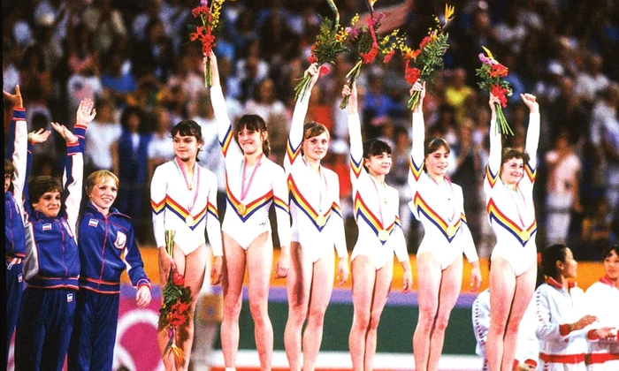 Gimnastele române, câştigătoare ale medaliei de aur în concursul pe echipe – Lavinia Agache, Mihaela Stănuleţ, Cristina Grigoraş, Simona Păuca, Laura Cutina, Ecaterina Szabo (© Guliver/Getty Images)