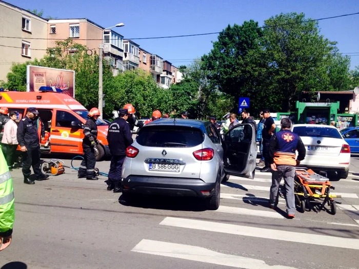 
    Șoferul acestei mașini care a dat peste pieton a avut nevoie să fie descarcerat  