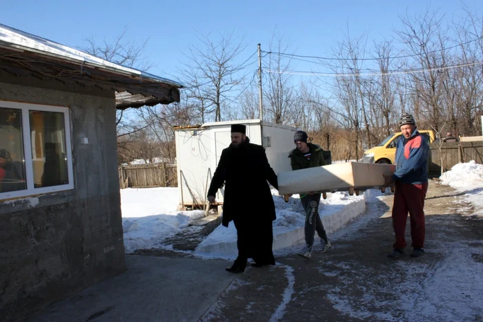 Ajutor umanitar pentru sinistraţii de la Galaţi FOTO ADJ/Petrică Costiuc