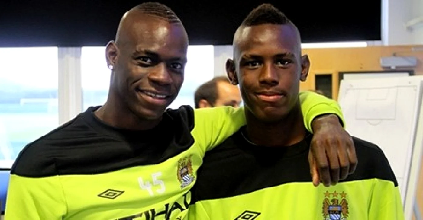Mario Balotelli alături de fratele său, Enoch Balotelli FOTO inthestands.co.uk