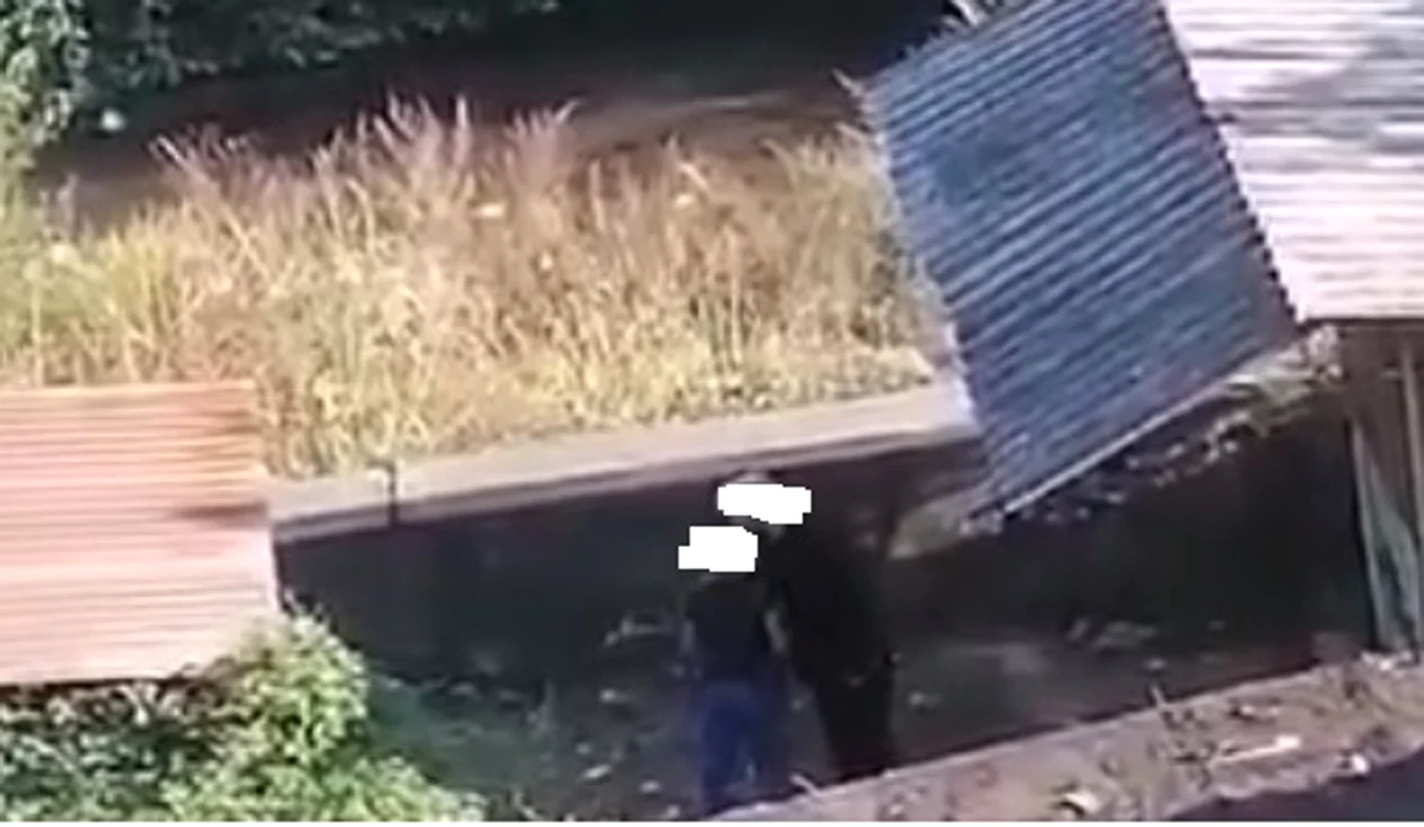 Băiatul mai mic este lovit de cel mare FOTO captură video 
