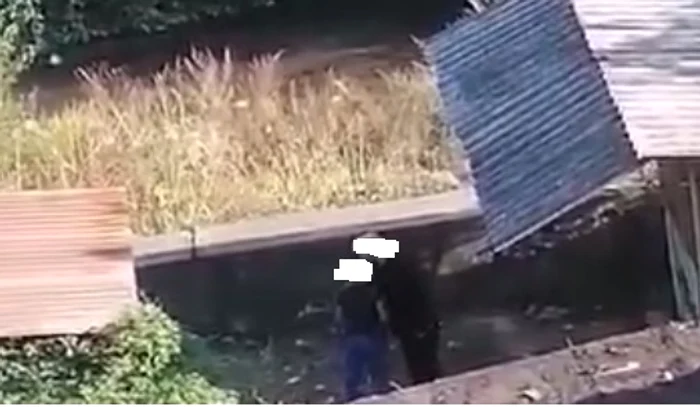 Băiatul mai mic este lovit de cel mare FOTO captură video