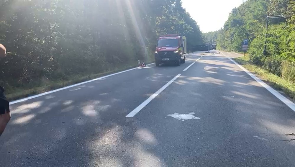 O cisternă încărcată cu etanol s-a răsturnat pe DN 7. Sunt scurgeri pe șosea. Traficul a fost oprit VIDEO