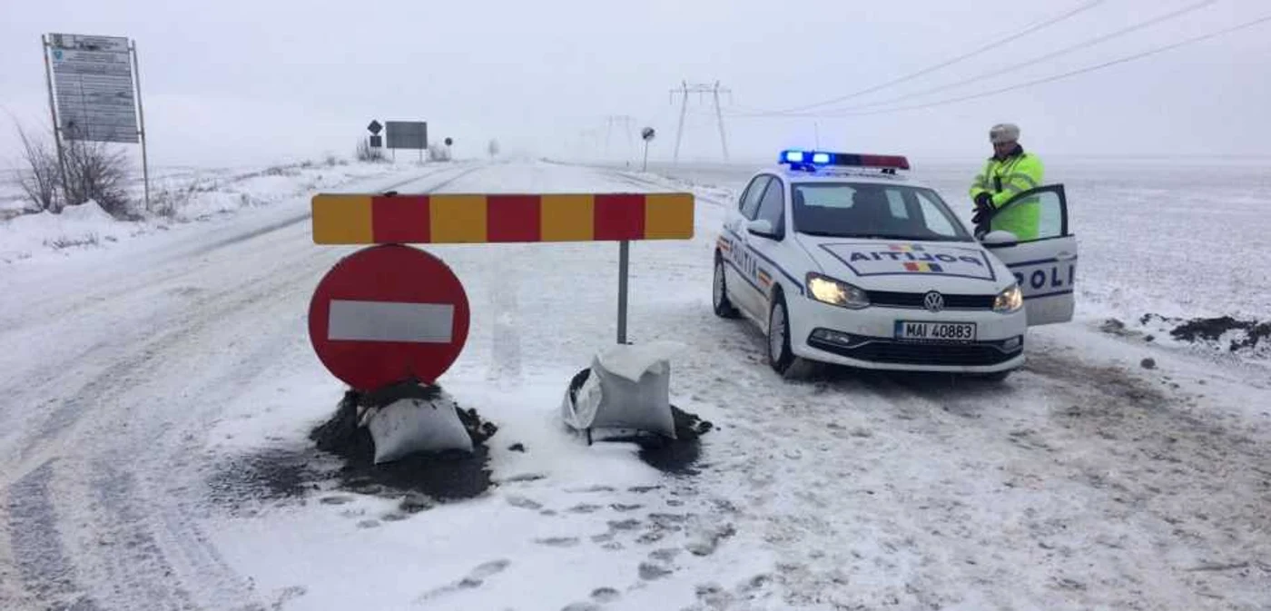 Poliţiştii interzis şi la aceasăt oră traficul rutier pe DJ112 D FOTO Adevărul