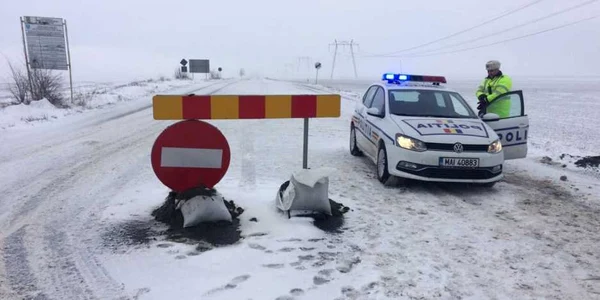 Maşină de poliţie drum închis înzăpezit blocat acces Sursă foto Viorel Matei prima TV
