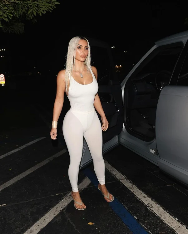 Kim Kardashian, într-un body alb și dres