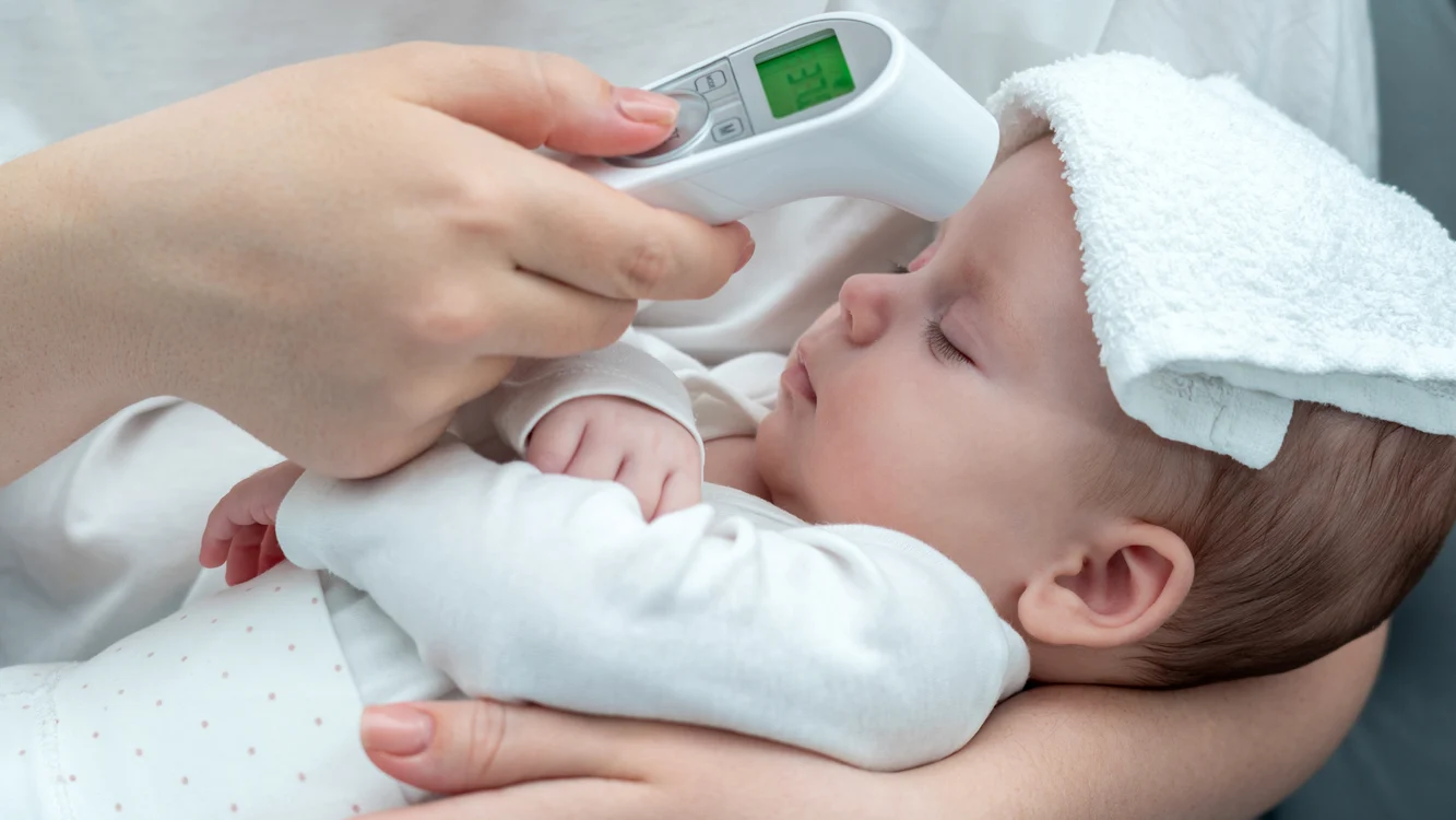 Prima vacanță alături de un bebeluș presupune mai mult decât pregătirea hainelor foto: Shutterstock