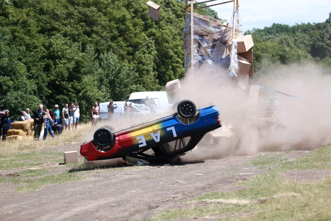 O altă săritură cu mașina a lui Lae Cascadorul FOTO Adevărul