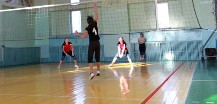 EDUARD BÂZGU Voleibalistele joacă ultimul turneu al anului