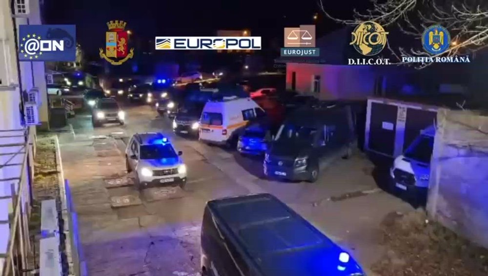Operațiune DIICOT cu sprijin european: mașini de lux, bani și arme confiscate de la o grupare de proxeneți care acționa în Italia