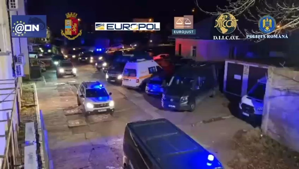 Operațiune DIICOT cu sprijin european: mașini de lux, bani și arme confiscate de la o grupare acuzată de proxeneți care acționa în Italia