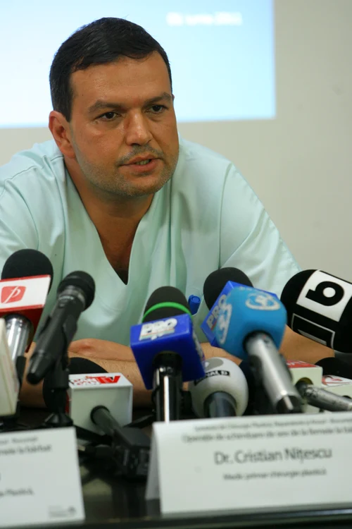 Doctorul Cristian Niţescu le asigură pe femei că implanturile mamare nu afecteză alăptarea