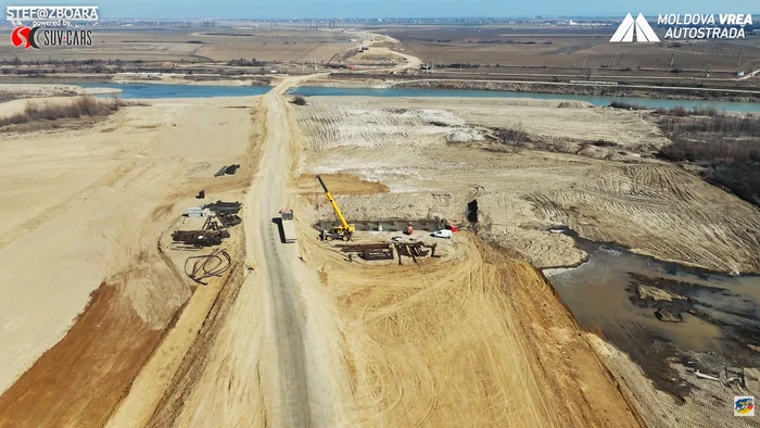 Podul care traversează Râul Moldova este abia la nivel de fundații. FOTO: Facebook