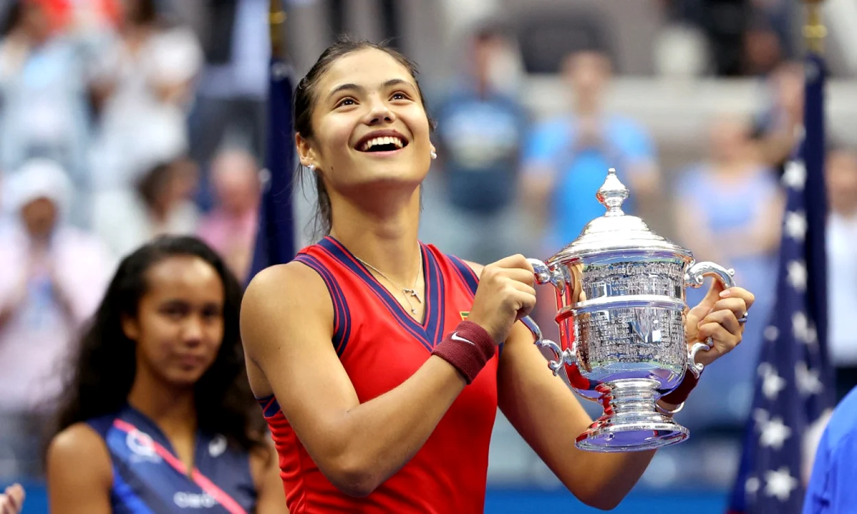 Emma Răducanu și trofeul de la US Open. FOTO: Arhiva Adevărul