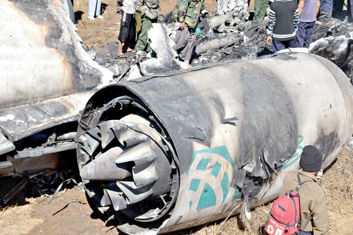 După ce s-a prăbuşit, avionul care se rupsese în două arăta ca o epavă (Fotografii: afp/ reuters)