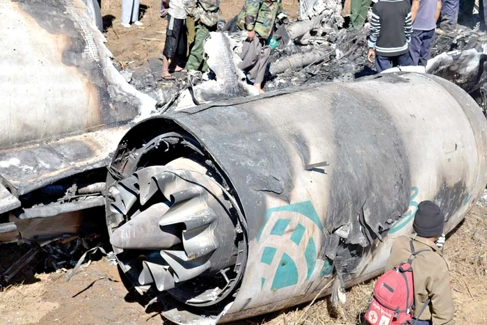 După ce s-a prăbuşit, avionul  care se rupsese în două  arăta ca o epavă (Fotografii: afp/ reuters)