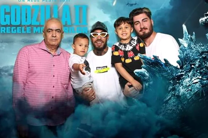 Alex Velea, la film, cu tatăl lui, Ion Velea, cei doi copii și un prieten