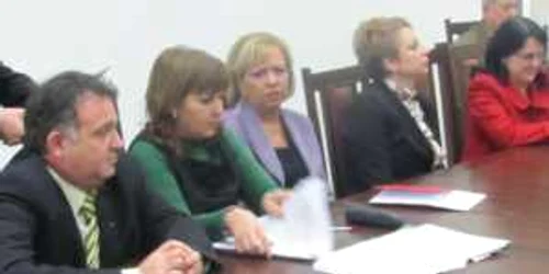 Mihaela Moţăţeanu, inspector şcolar general ISJ Dolj (foto centru)