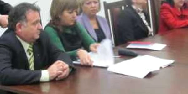Mihaela Moţăţeanu, inspector şcolar general ISJ Dolj (foto centru)