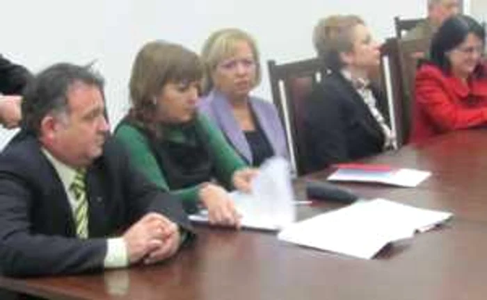 Mihaela Moţăţeanu, inspector şcolar general ISJ Dolj (foto centru)