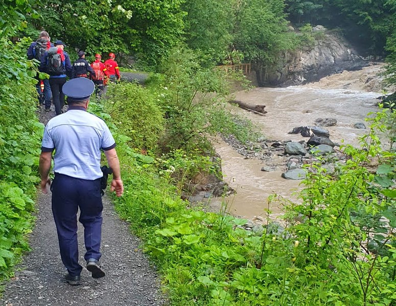 Un bărbat și fiul lui, dați dispăruți pe un traseu montan din Vrancea, găsiți după 24 de ore | VIDEO