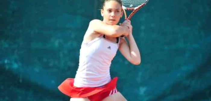 Craiova: Ingrid Radu joacă tenis de la grădiniţă