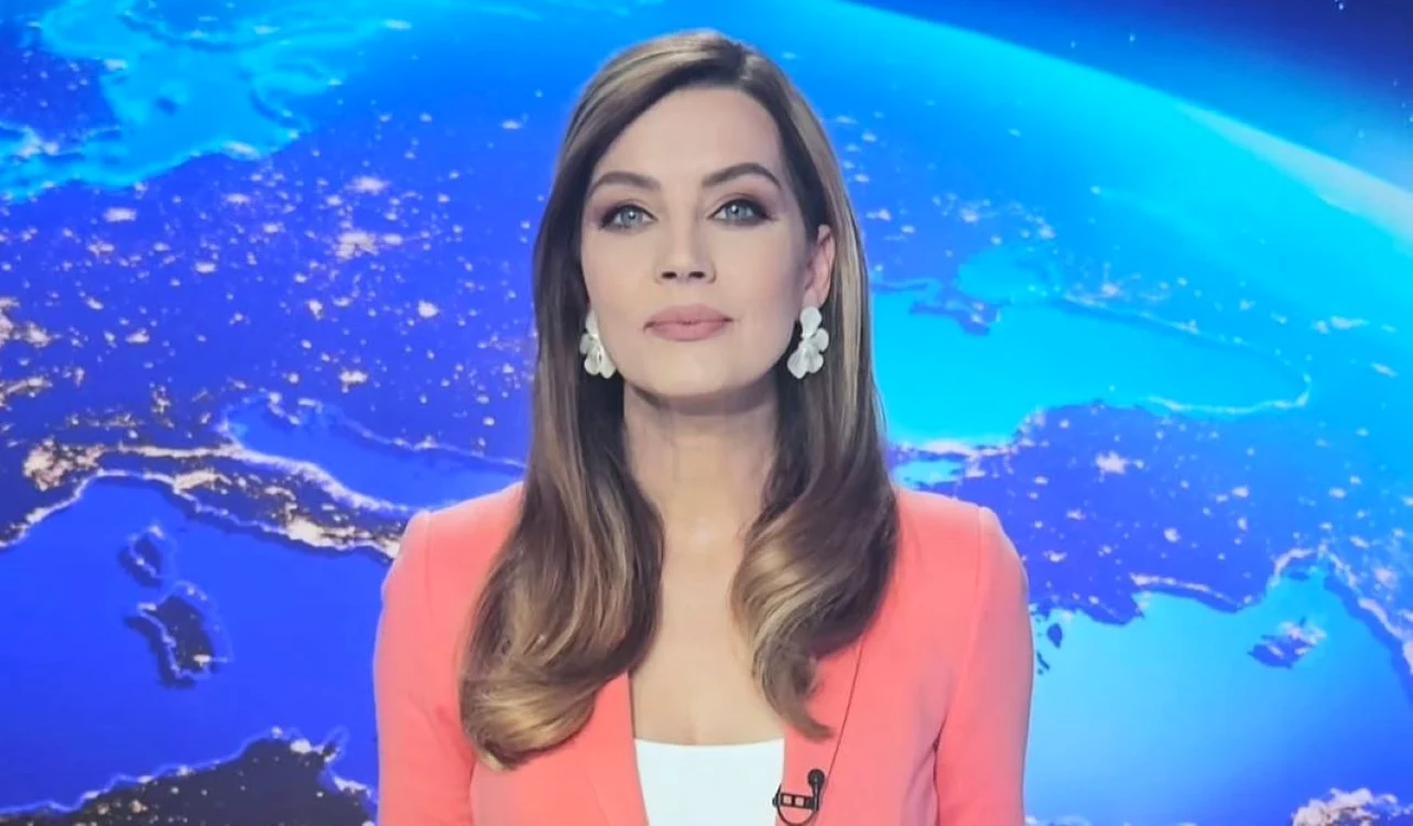 Monica Dascălu a dezvăluit ce se ascunde în spatele pupitrului / foto: Instagram