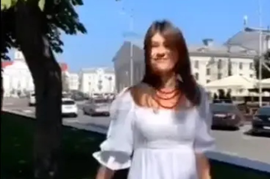 Momentul atacului din Cernihov, surprins de o tânără care se filma. Racheta rusească a căzut în piața centrală, plină de oameni VIDEO