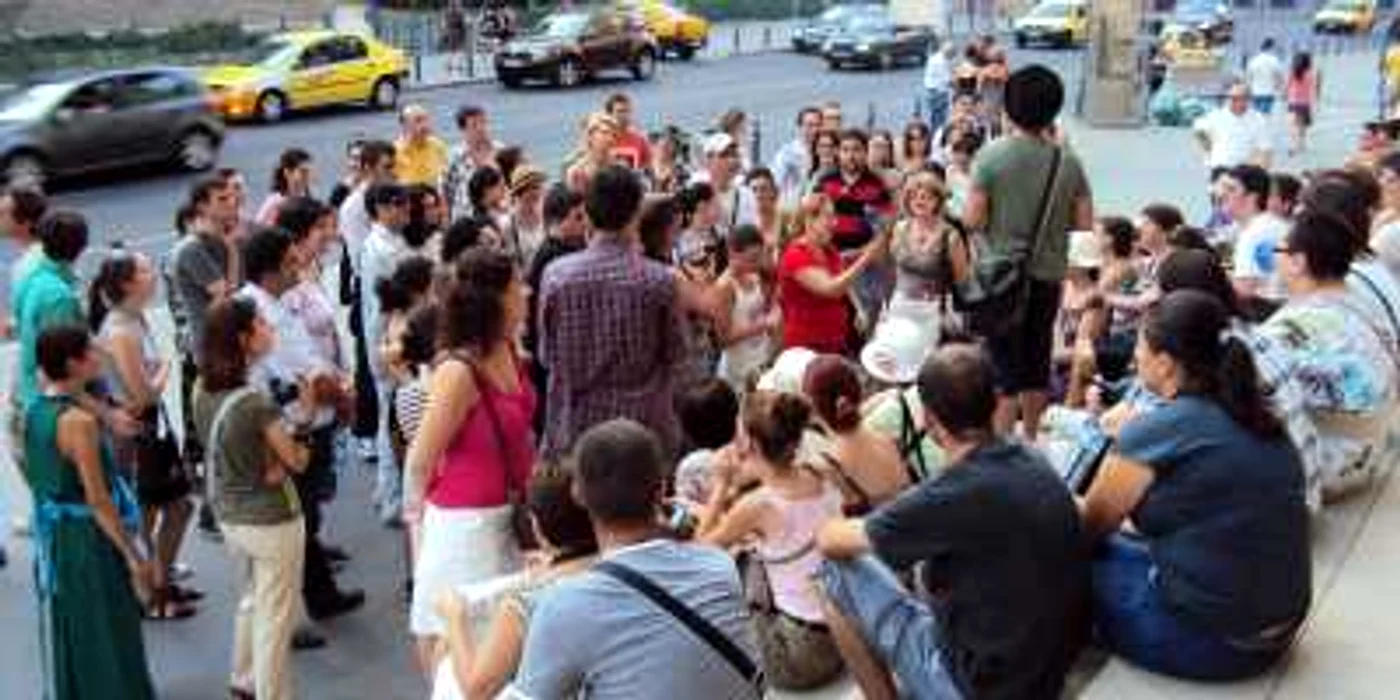 Organizaţia A.R.C.E.N. organizează plimbări şi tururi ghidate prin Bucureşti FOTO: A.R.C.E.N.