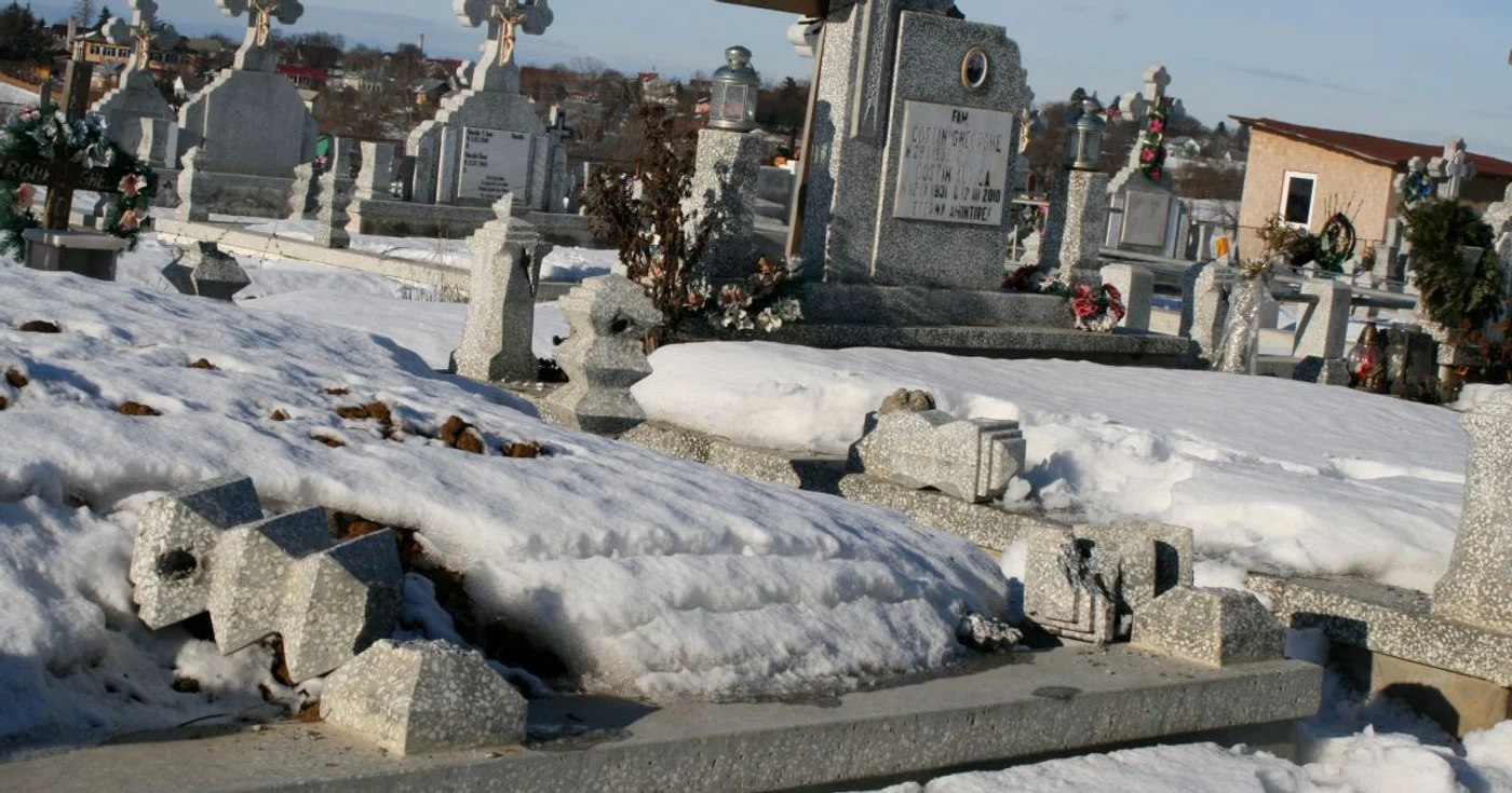 Hoţii au distrus mormintele pentru a fura ţevile de inox.                 Foto: Sandrinio Neagu