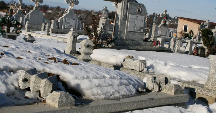 Hoţii au distrus mormintele pentru a fura ţevile de inox. Foto: Sandrinio Neagu