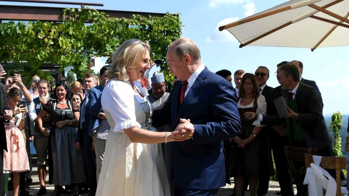 Karin Kneissl, dansând cu Putin