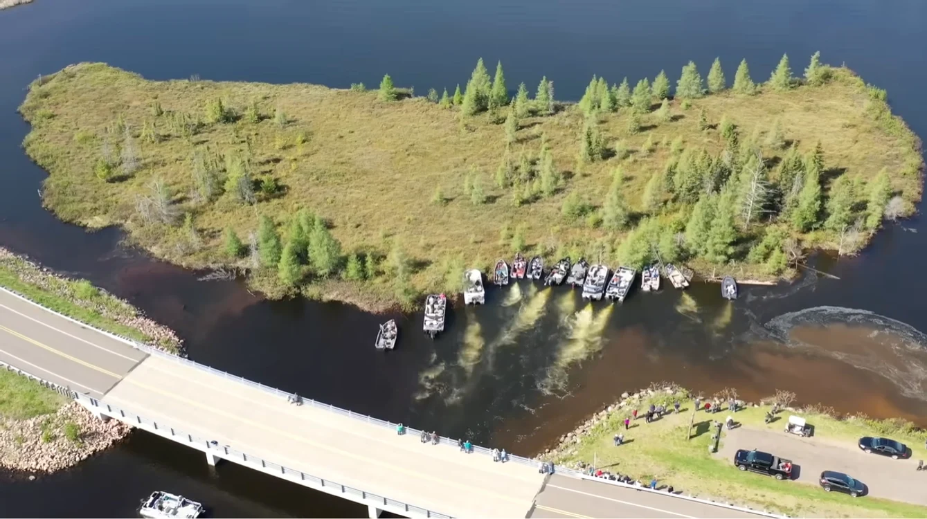 Insula plutitoare care trebuie împinsă aproximativ o dată pe an / Foto: Captură video