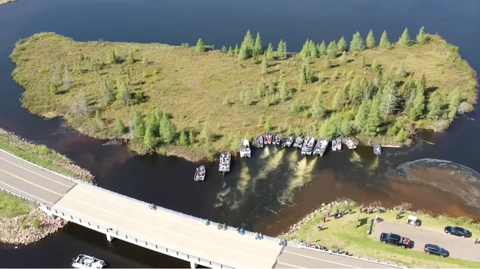 Insula plutitoare care trebuie împinsă aproximativ o dată pe an / Foto: Captură video