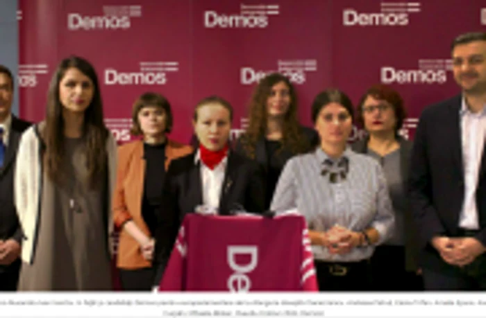 De la stânga la dreapta: Daniel Iancu, Andreea Petruţ, Elena Trifan, Ruxandra Ivan (prezentatoare), Amalia Epure, Andreea Iorga Curpăn, Mihaela Biolan, Claudiu Crăciun