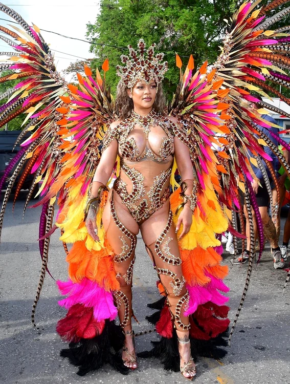 Rihanna, îmbrăcată într-o costumație aurie la carnavalul din Barbados