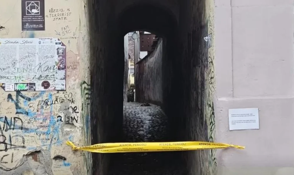 O celebră stradă din Braşov, cea mai îngustă din Europa de Est, a fost închisă de autorităţi în regim de urgenţă. Istoria şi legendele din jurul ei