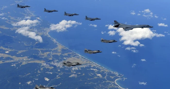 Bombardierul B-1B Lancer escortat de mai multe avioane de vânătoare/ Foto: EPA