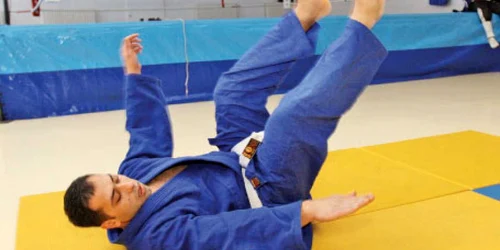 Antrenorul spune că atunci când cazi pe spate trebuie să ţii bărbia în piept şi spatele arcuit  