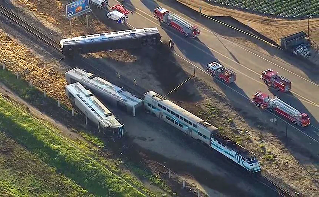 
    Un tren de pasageri a deraiat şi s-a răsturnat, în California. Numeroase persoane au fost răniteFoto AP  
