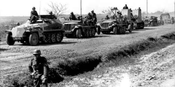 Coloană de blindate şi tehnică de luptă germană în marş spre poziţiile de atac (iunie 1941)