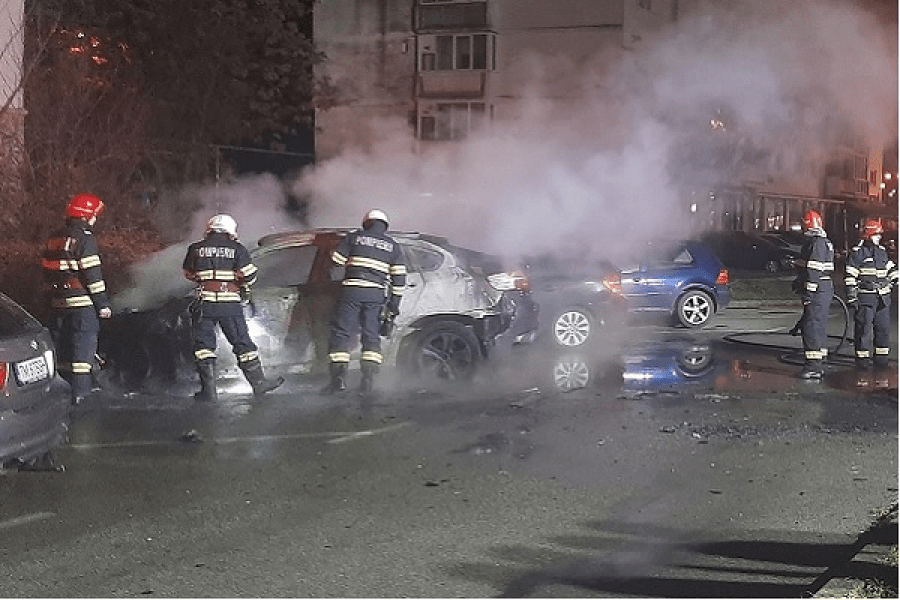  Cinci mașini au luat foc într-o parcare din Lugoj. Incendiul a pornit de la defecțiunea unei BMW X6