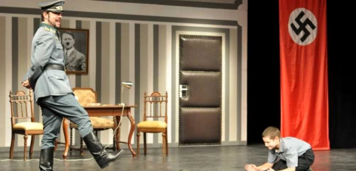 Imagine din spectacolul „A fi sau a nu fi“ care se joacă sâmbătă. FOTO teatruploiesti.ro